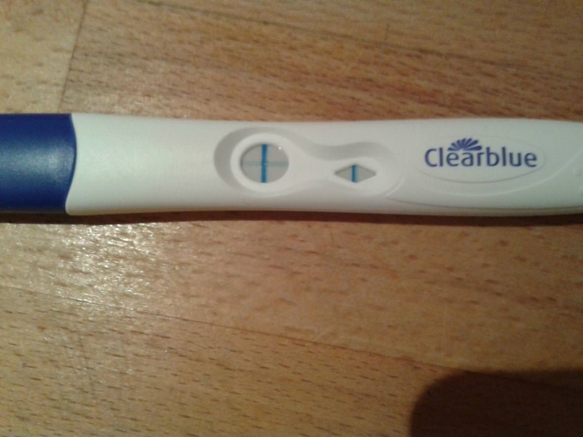 Тест на беременность plus. Тест на беременность Clearblue. Тест на беременность клеар Блю. Тест клеарблю на беременность. Положительный тест Clearblue струйный.
